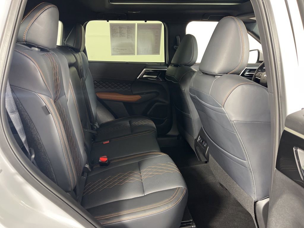 Used 2024 Mitsubishi Outlander SEL image 9