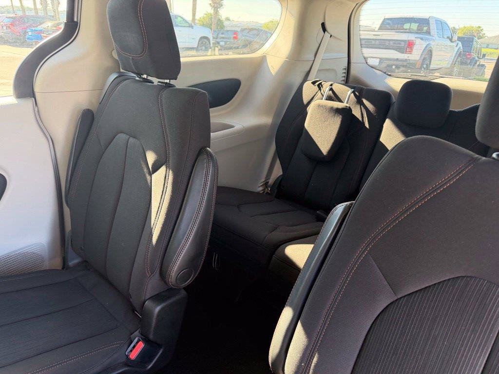 Used 2017 Chrysler Pacifica Touring FWD image 10