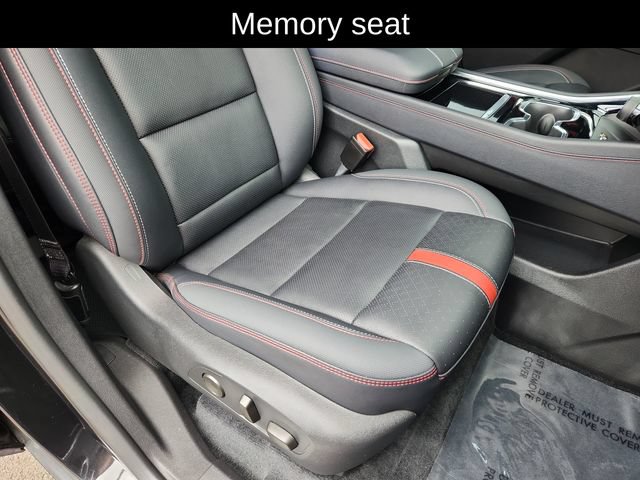 Used 2025 Chevrolet Traverse RS AWD/4WD image 24