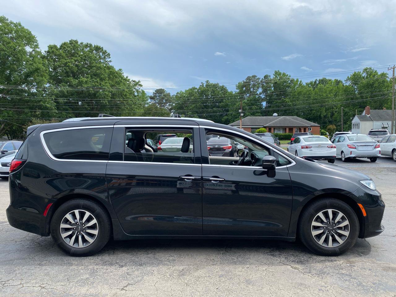 Used 2021 Chrysler Pacifica Touring-L FWD image 5