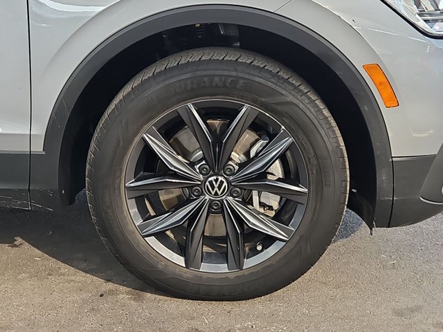 Used 2023 Volkswagen Tiguan SE w/ Panoramic Sunroof Package FWD image 23