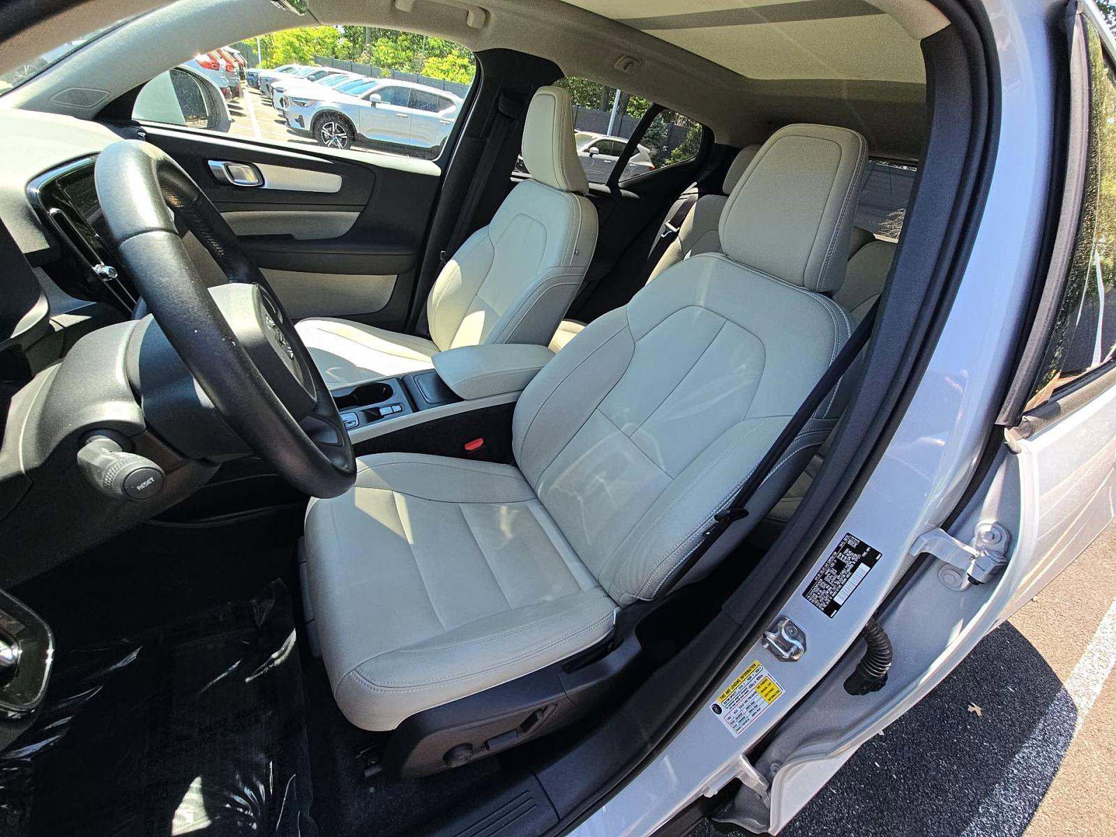 Used 2021 Volvo XC40 T5 Momentum w/ Protection Package AWD/4WD image 6