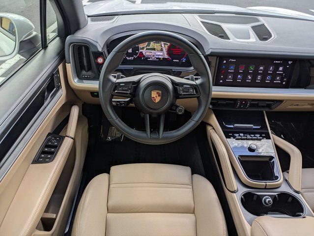 Used 2025 Porsche Cayenne AWD/4WD image 17