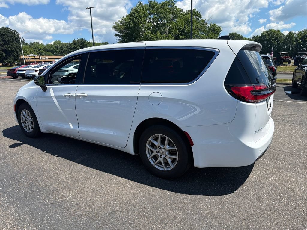 Used 2025 Chrysler Pacifica Select FWD image 5