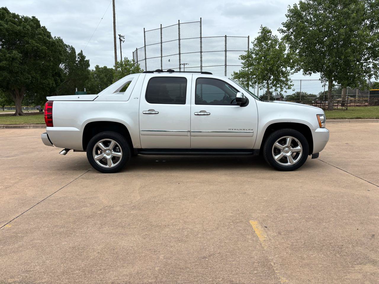 Used 2012 Chevrolet Avalanche LTZ AWD/4WD image 23