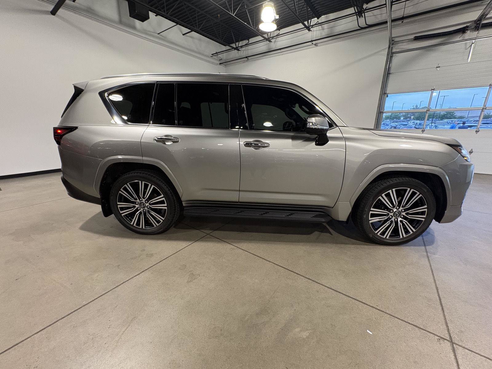 Used 2024 Lexus LX 600 4WD w/ Luxury Package image 2
