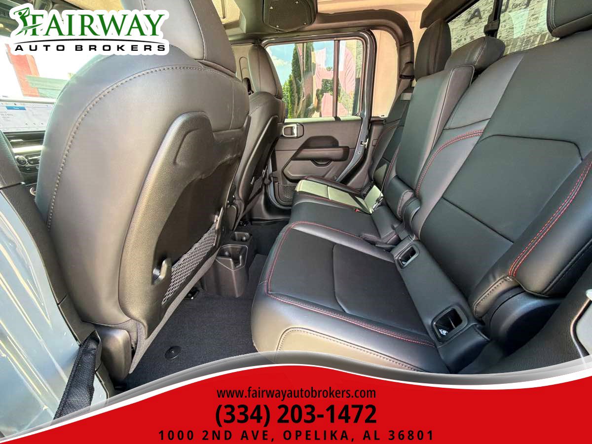 Used 2025 Jeep Gladiator Rubicon w/ Convenience Group AWD/4WD image 16