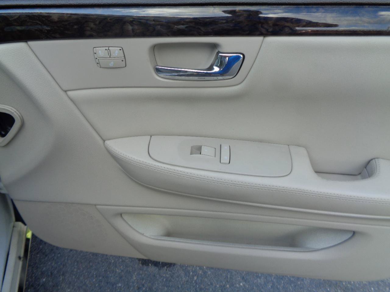 Used 2011 Cadillac DTS Luxury FWD image 29
