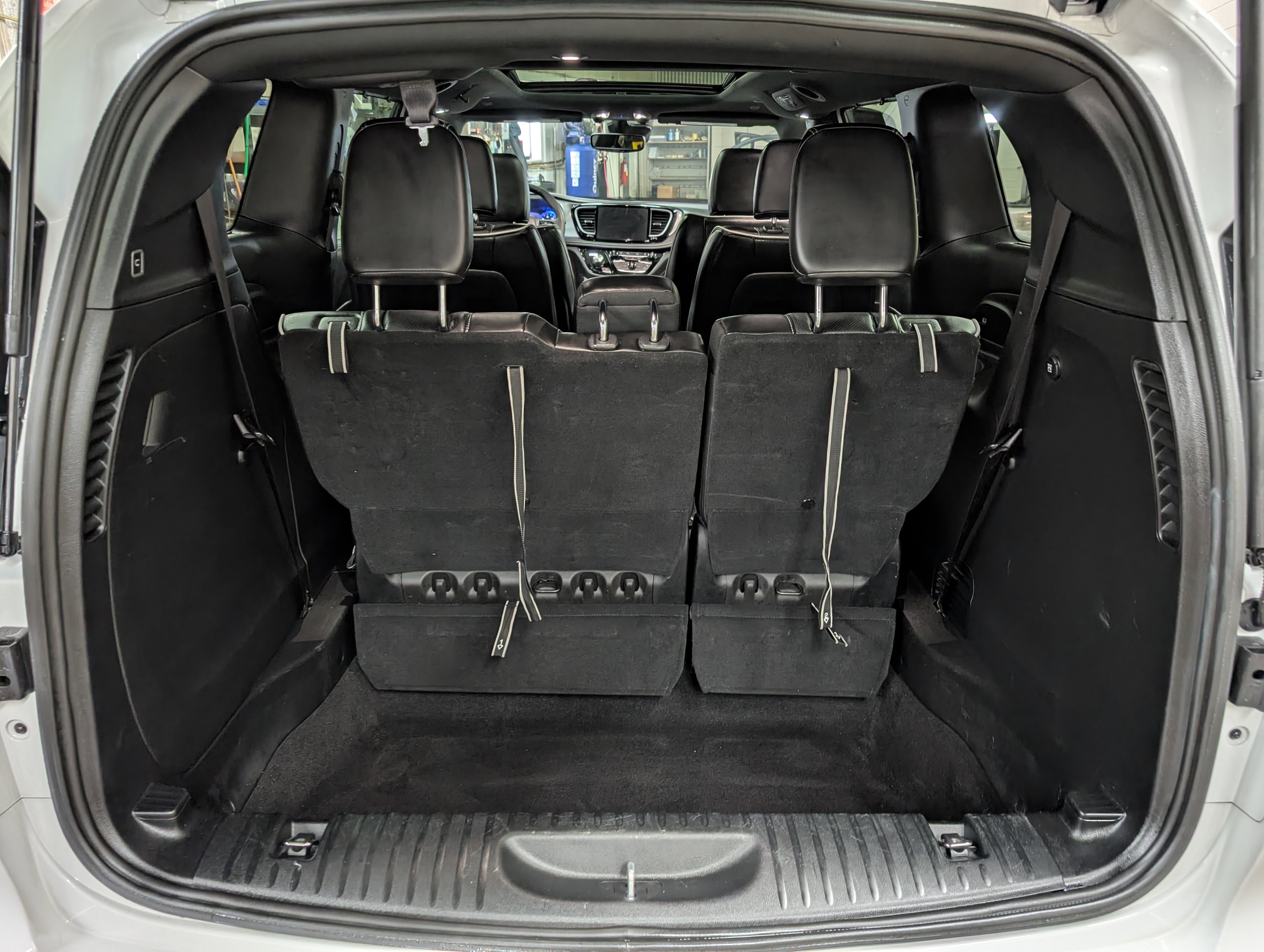 Used 2025 Chrysler Pacifica Limited image 23