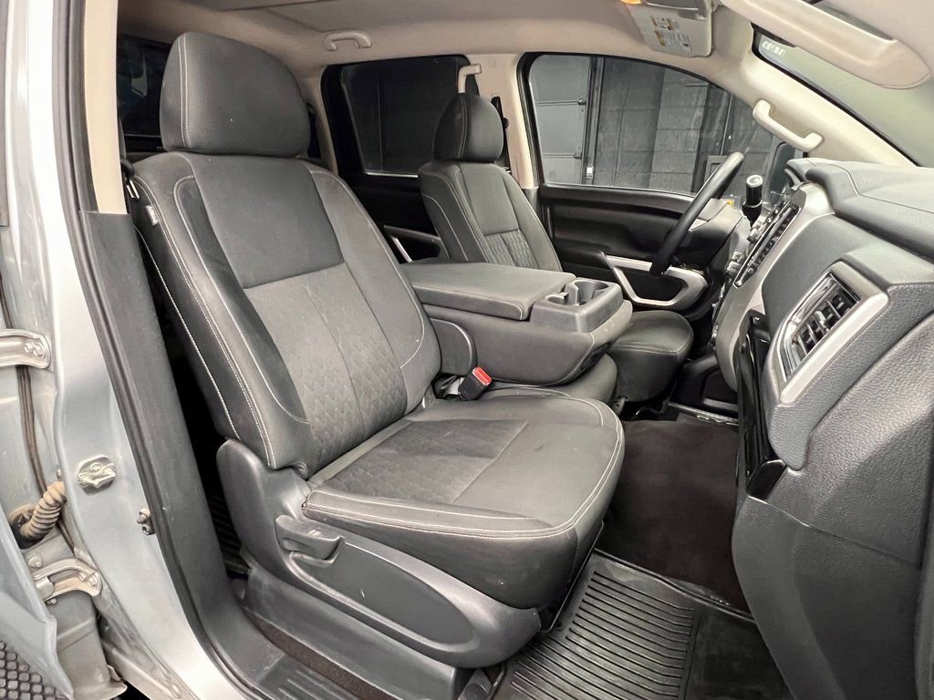 Used 2018 Nissan Titan SV image 4