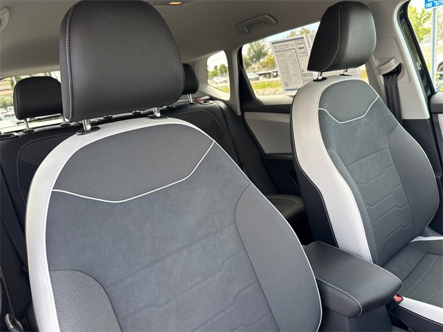 Used 2025 Volkswagen Taos SE image 15