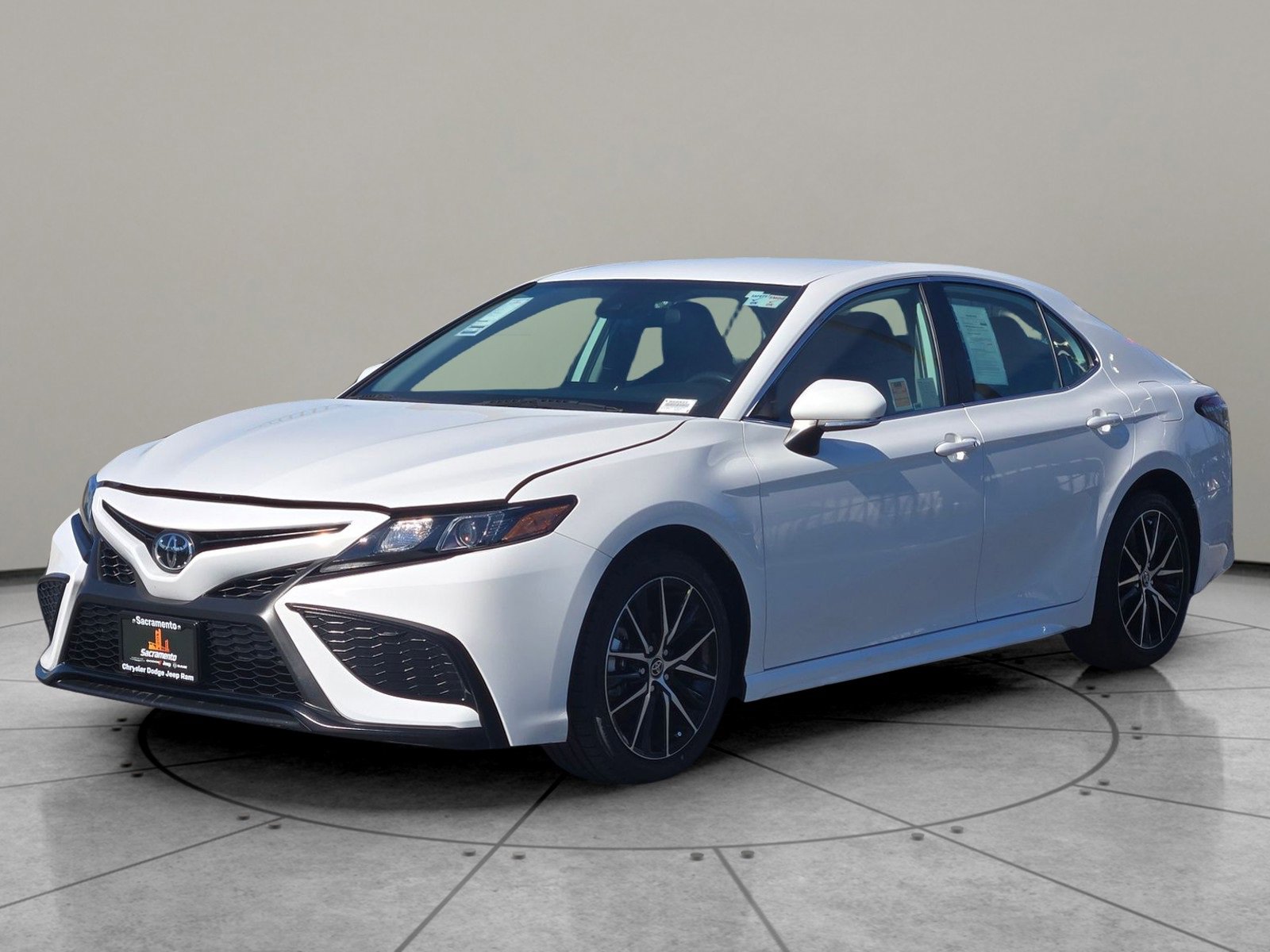 Used 2024 Toyota Camry SE image 6