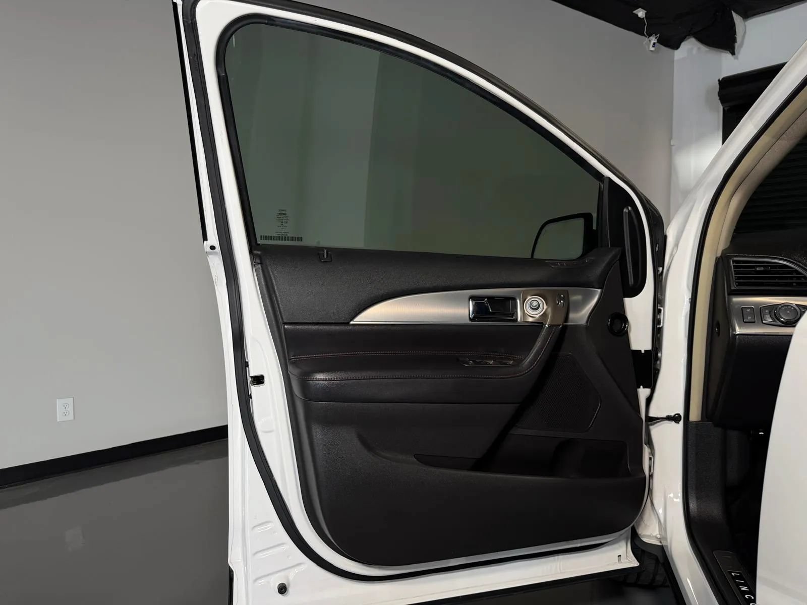 Used 2014 Lincoln MKX FWD w/ Equipment Group 101A image 27