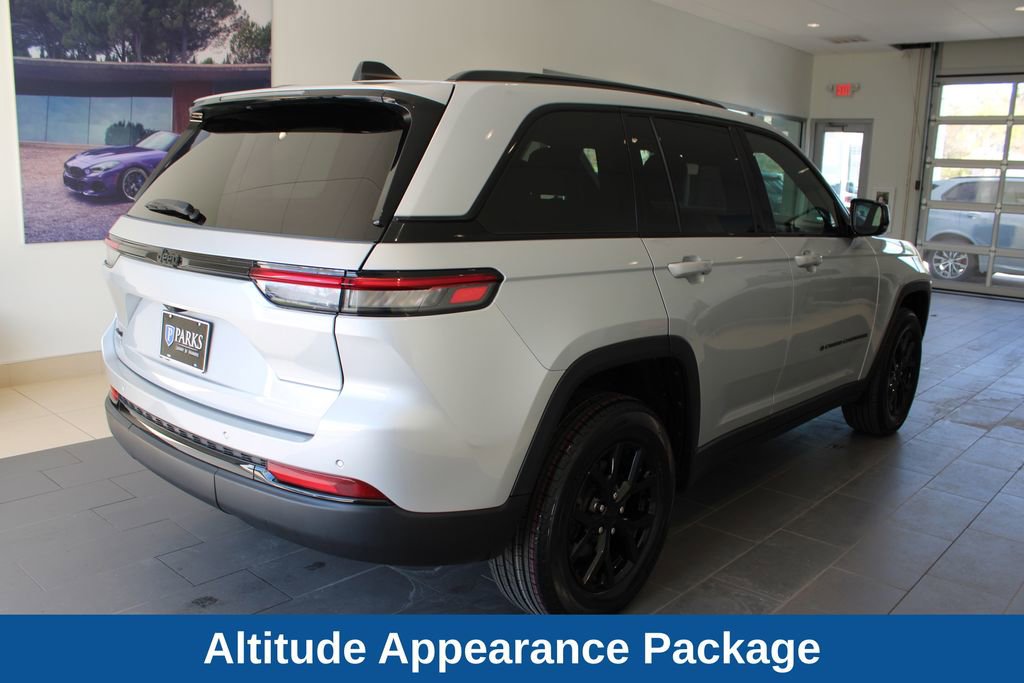 Used 2025 Jeep Grand Cherokee Altitude AWD/4WD image 20