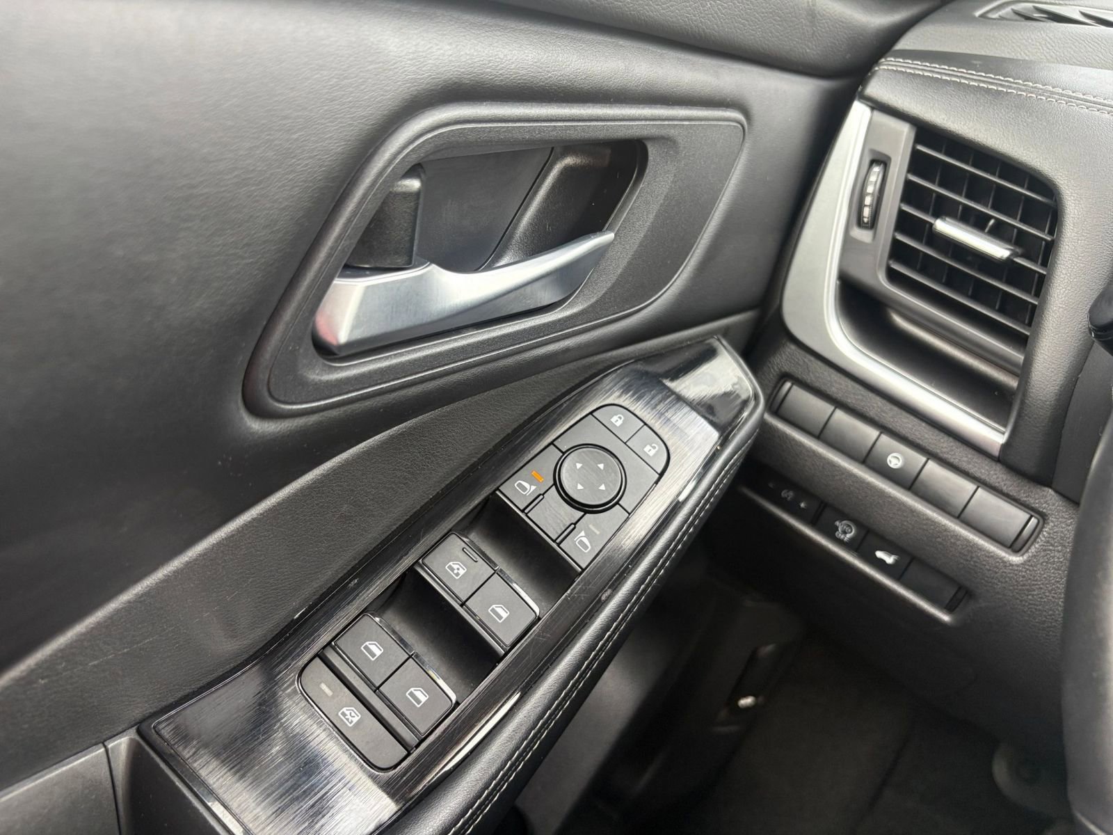 Used 2025 Nissan Rogue SV image 18