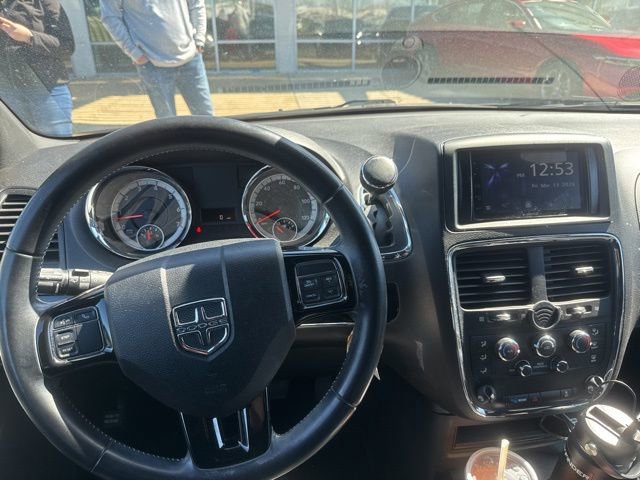 Used 2017 Dodge Grand Caravan SE image 2