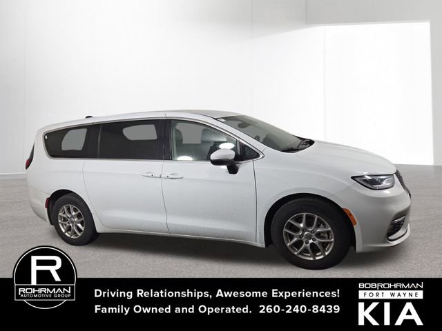 Used 2023 Chrysler Pacifica Touring-L image 5