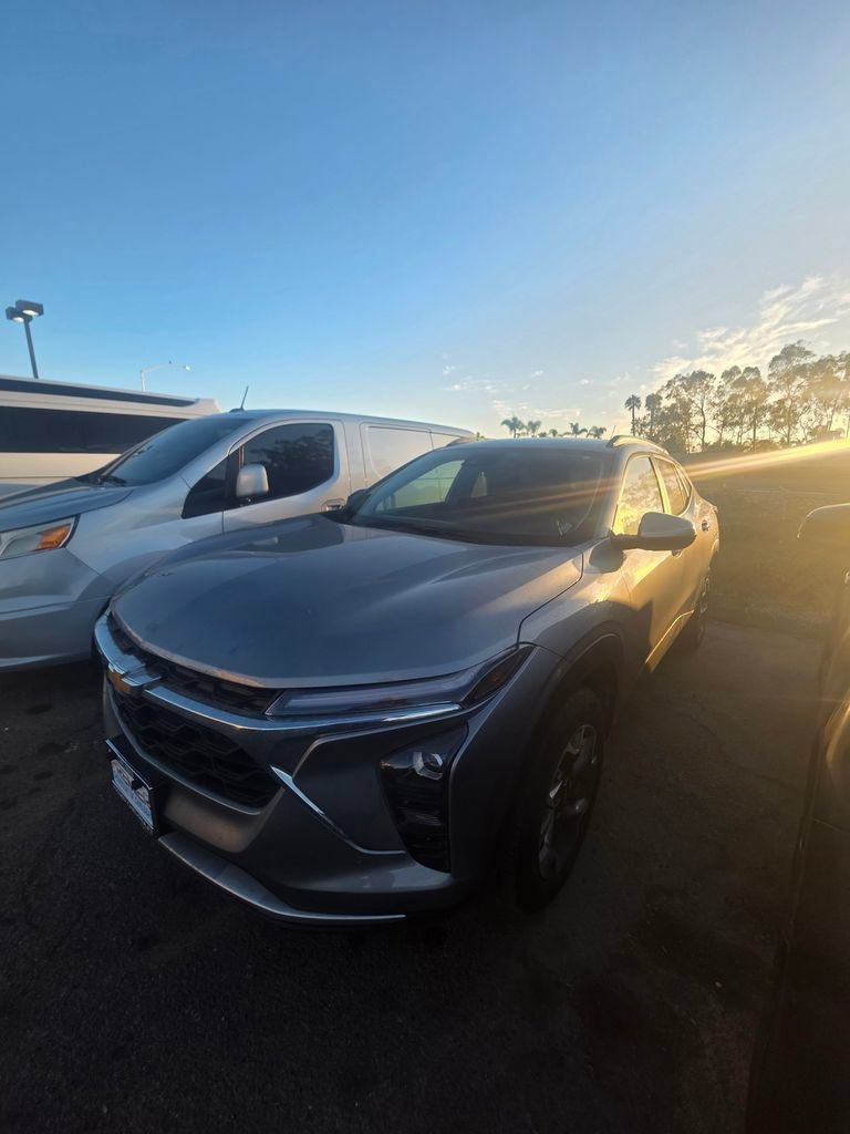Used 2025 Chevrolet Trax LT FWD image 1