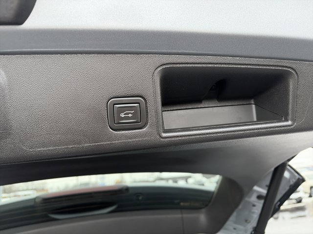 Used 2024 GMC Terrain SLT w/ Infotainment Package II image 6