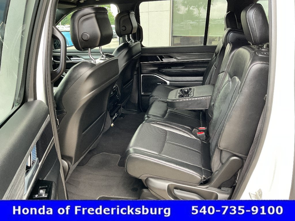 Used 2024 Jeep Wagoneer Series II w/ Flexible Seating Group AWD/4WD image 31