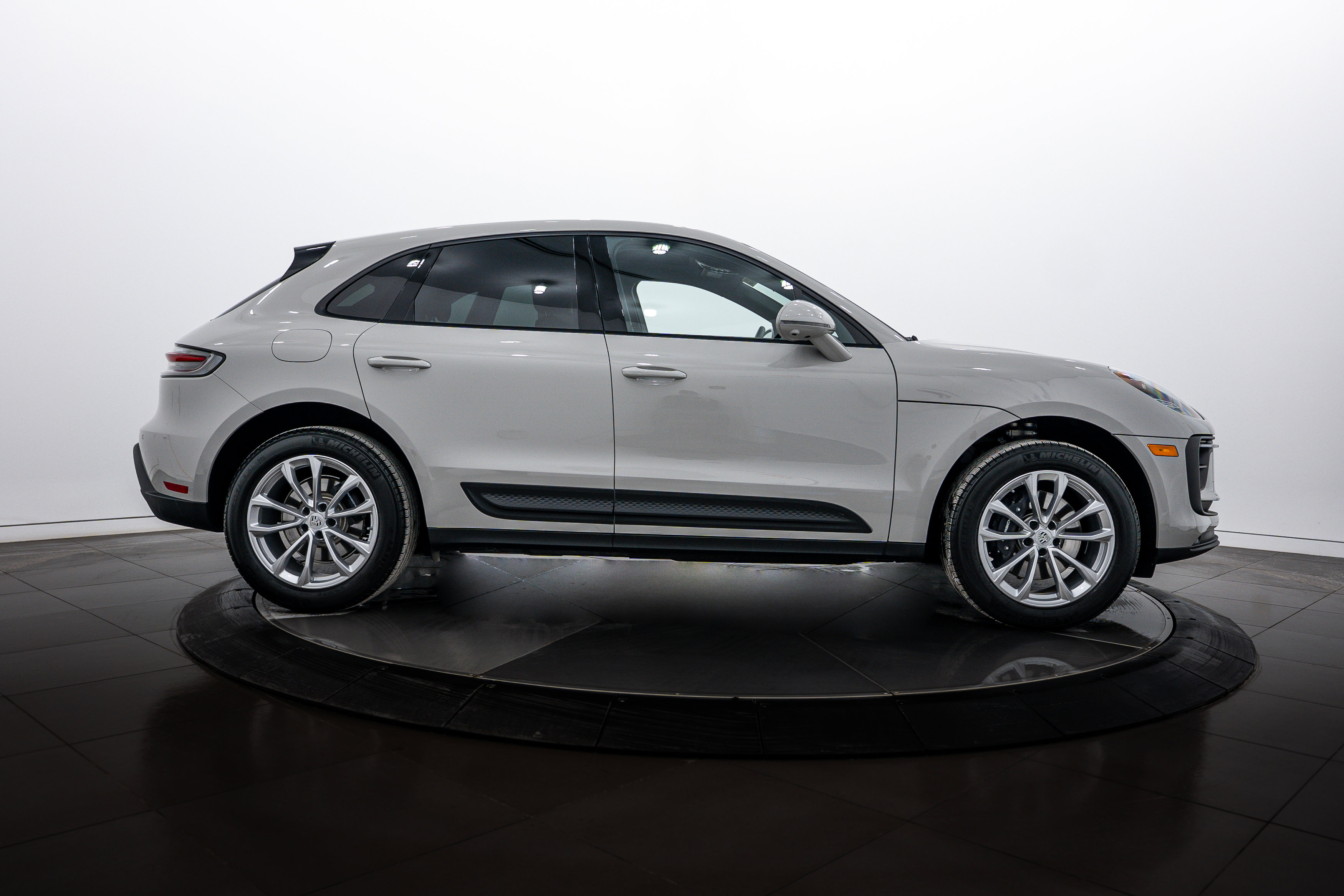 Certified 2026 Porsche Macan AWD/4WD image 8