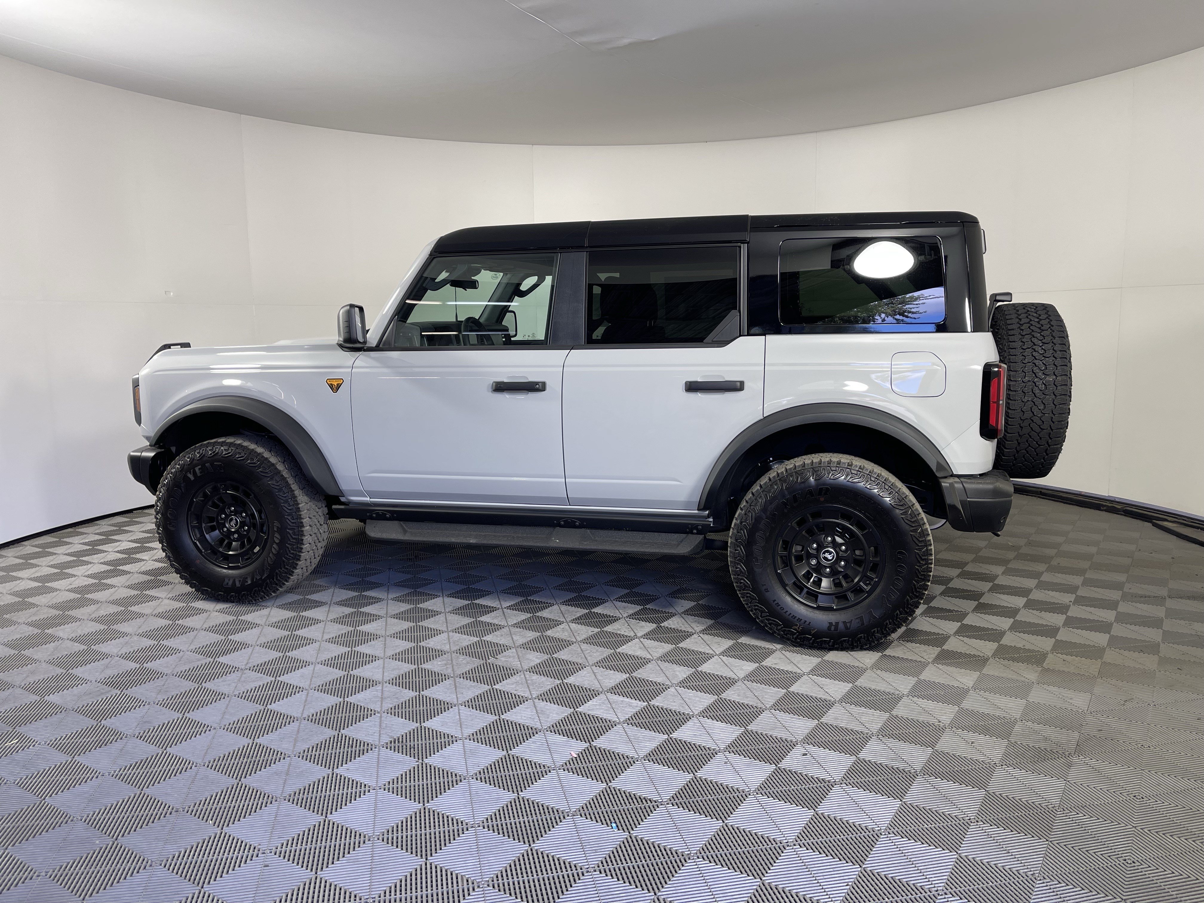 New 2026 Ford Bronco Badlands w/ Sasquatch Package AWD/4WD image 2