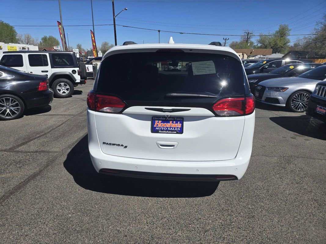 Used 2018 Chrysler Pacifica Touring-L w/ Premium Audio Group FWD image 12