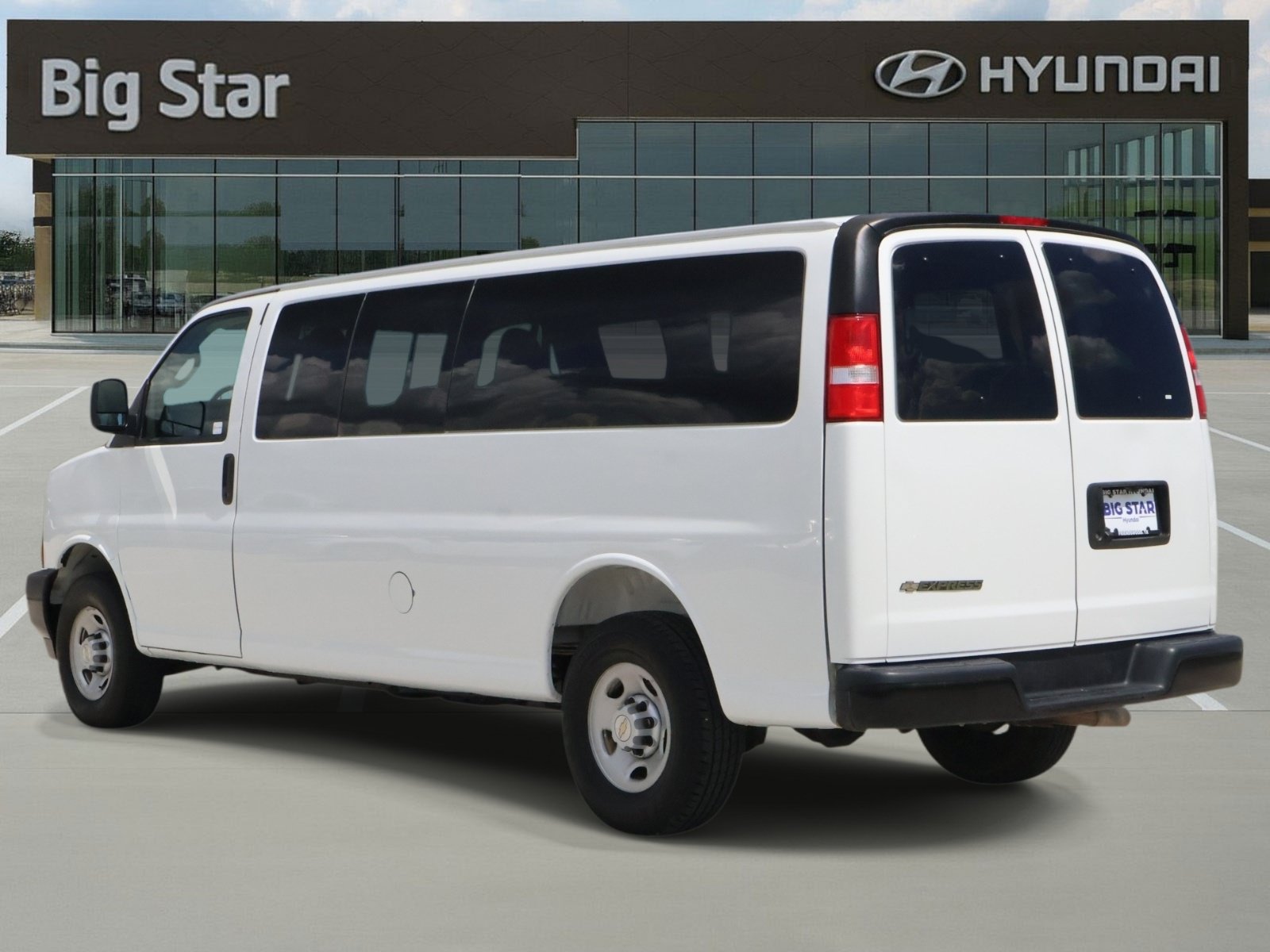 Used 2025 Chevrolet Express 3500 LS RWD image 3