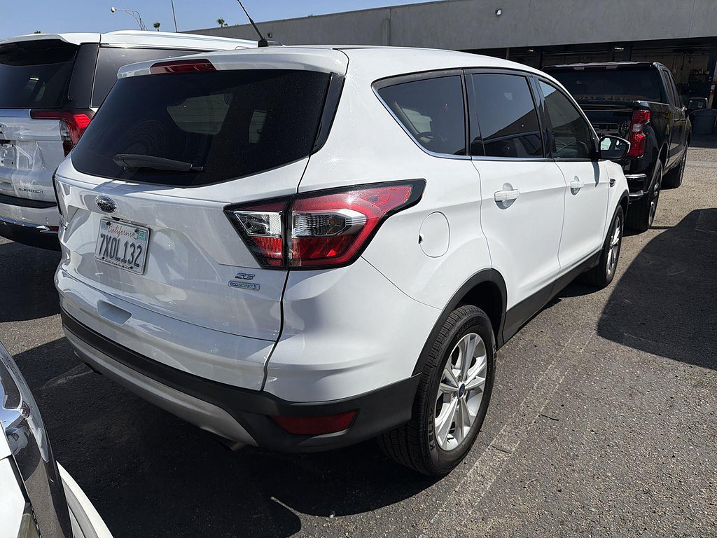 Used 2017 Ford Escape SE FWD image 2