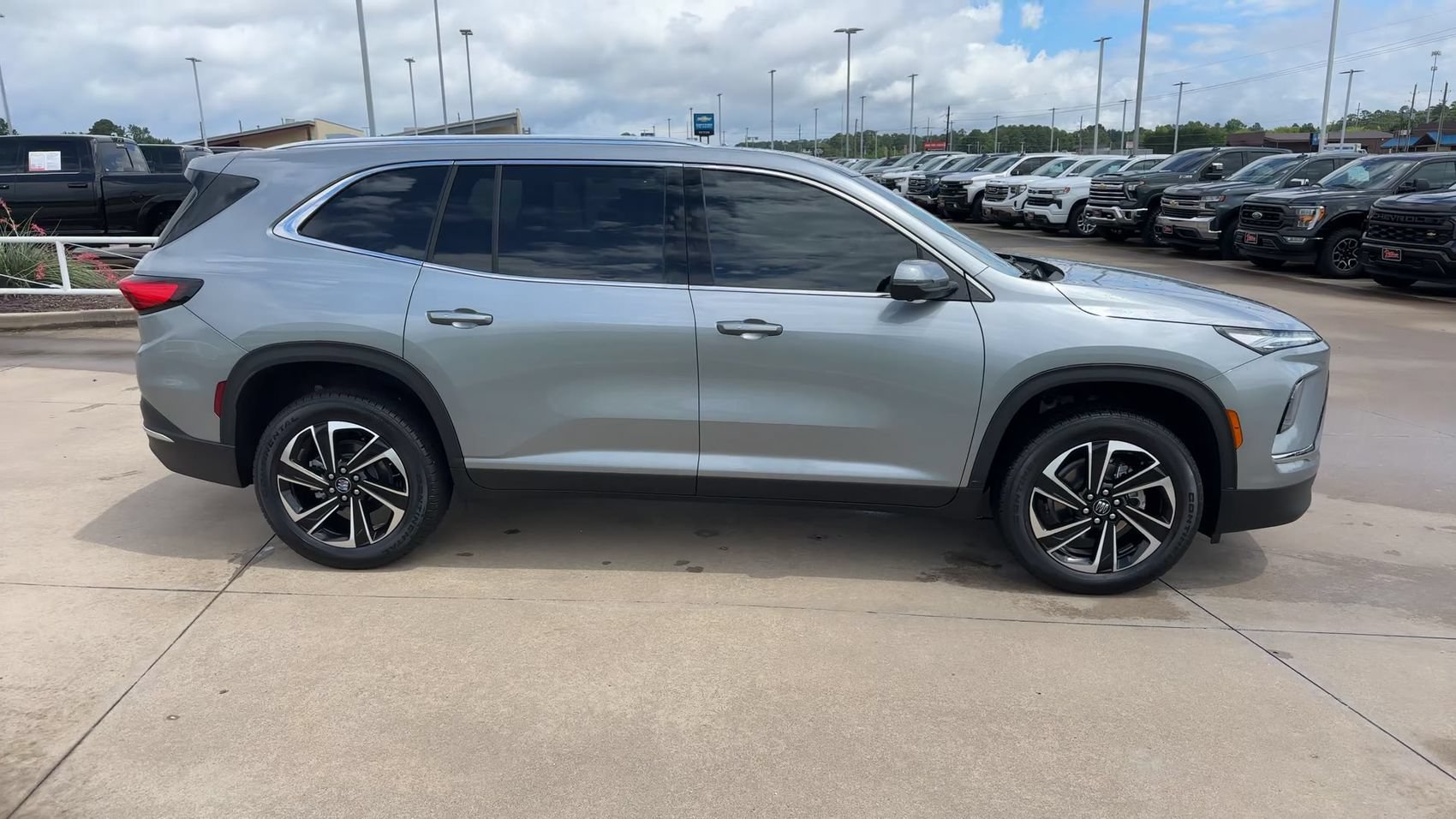 Used 2026 Buick Enclave Preferred FWD image 2