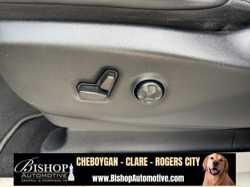 Used 2023 Chrysler Pacifica Touring-L image 32