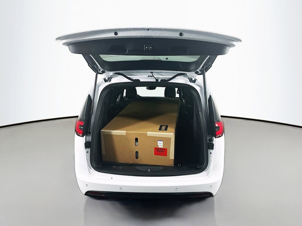 New 2025 Chrysler Pacifica Select w/ Fav Edition Package image 17