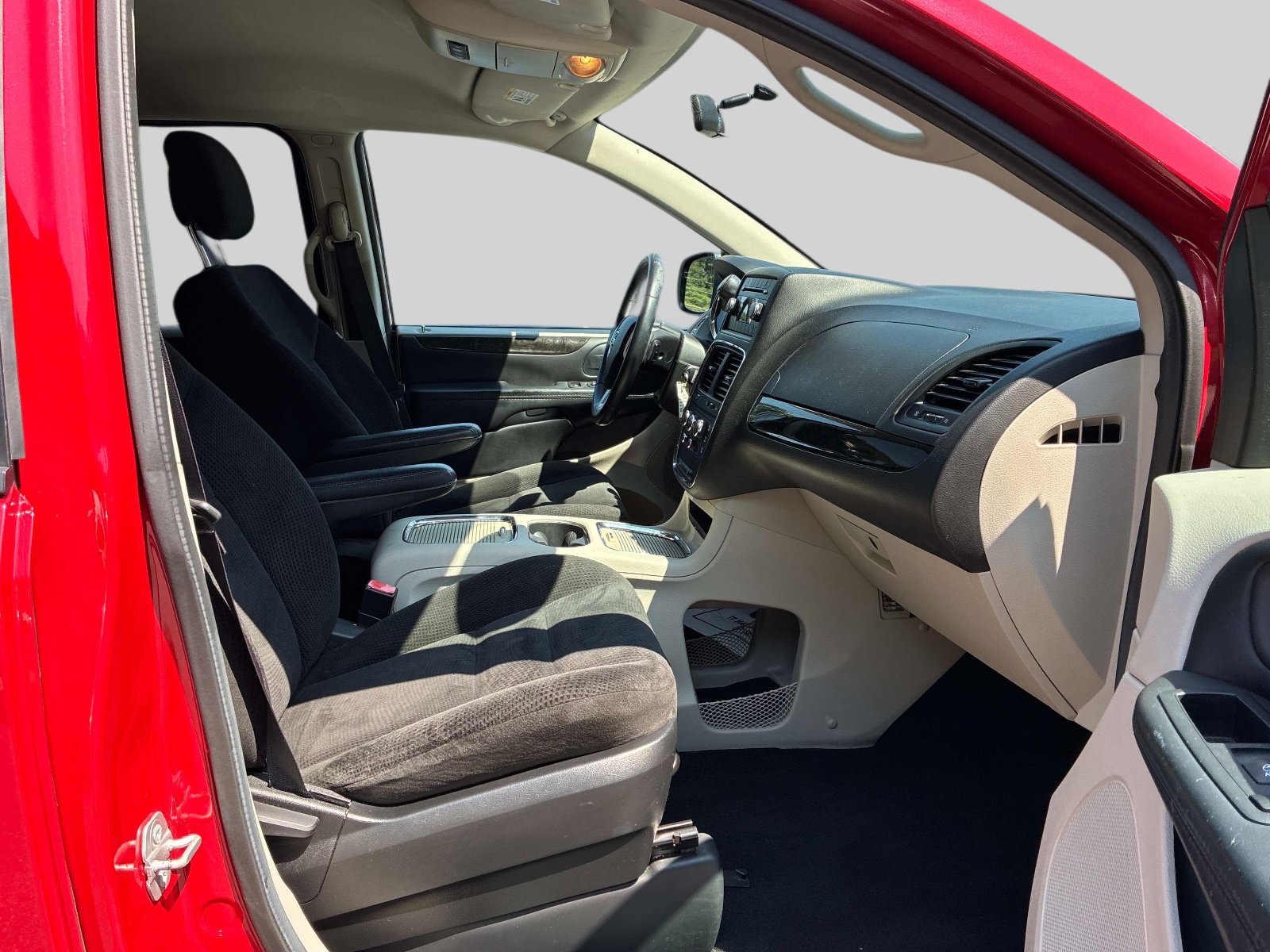 Used 2016 Dodge Grand Caravan SXT w/ Rear Park Assist Package FWD image 9