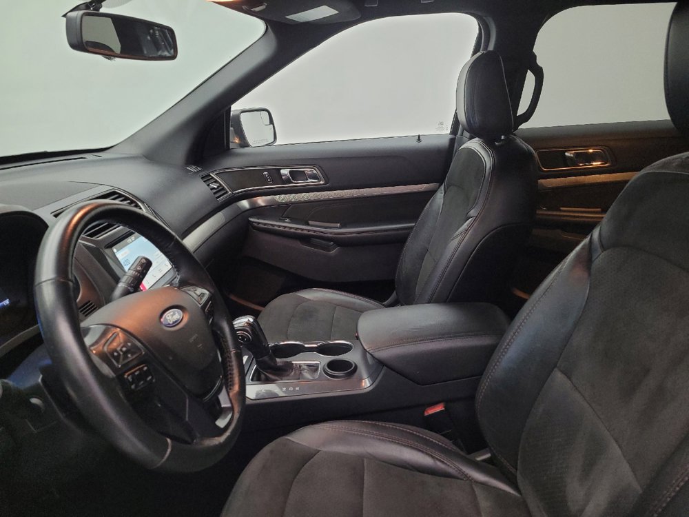 Used 2018 Ford Explorer XLT w/ Equipment Group 202A FWD image 17