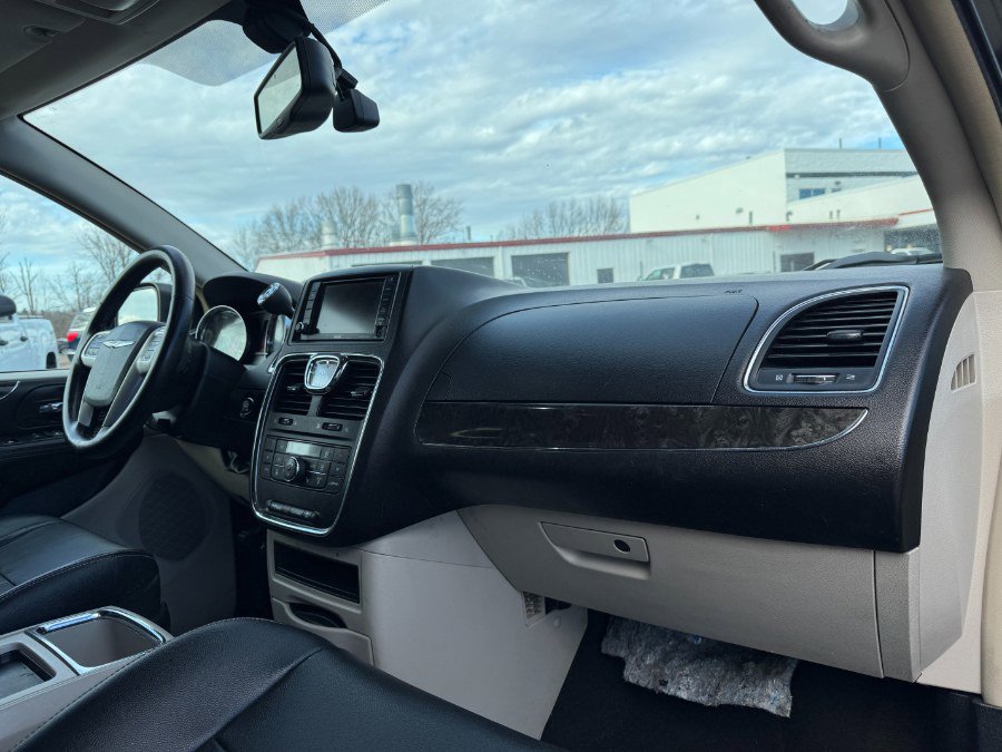 Used 2014 Chrysler Town & Country Touring-L w/ Driver Convenience Group image 21