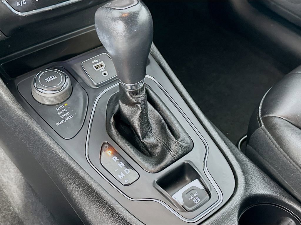 Used 2019 Jeep Cherokee Latitude Plus w/ Cold Weather Group image 16