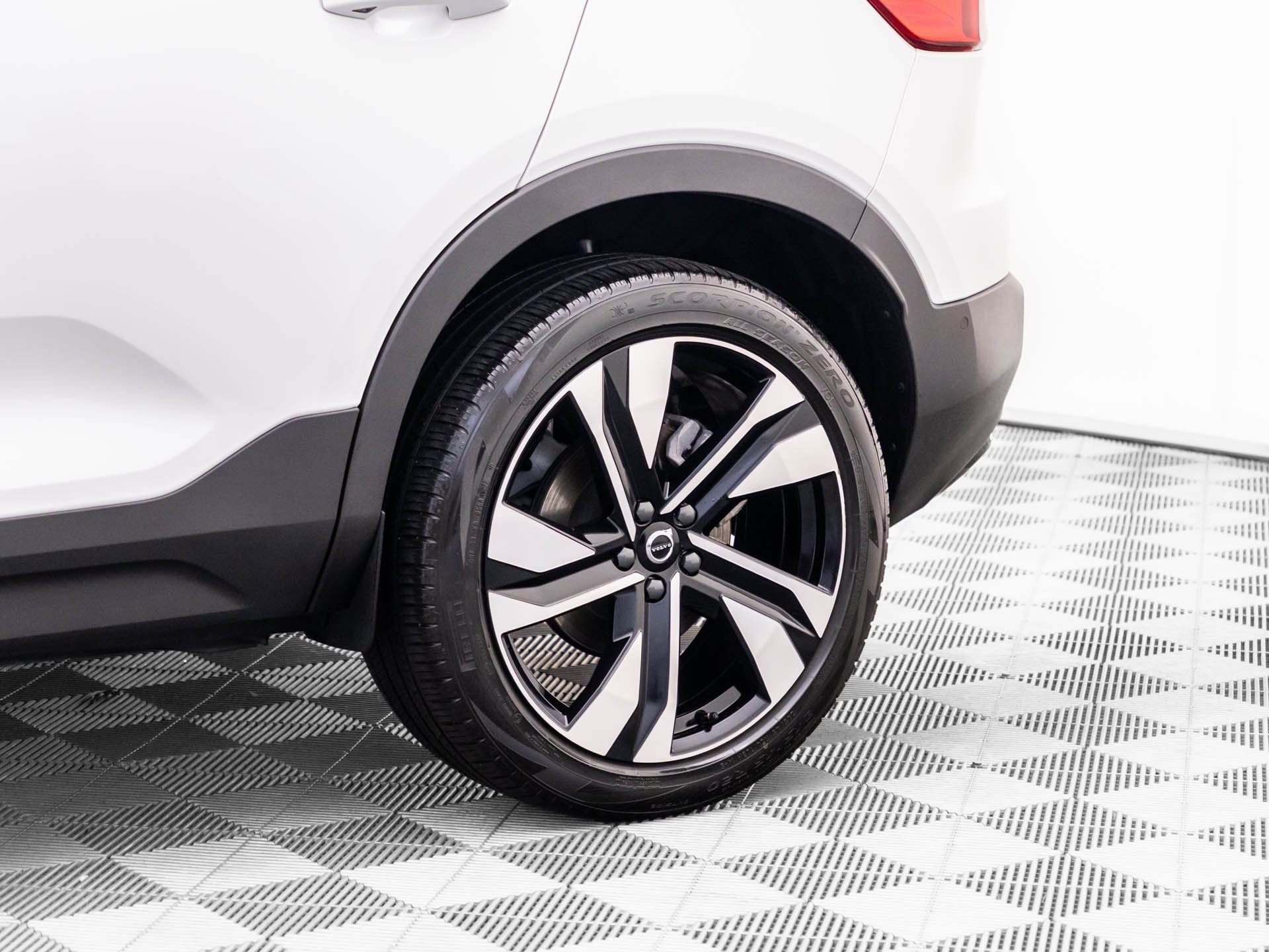 Used 2023 Volvo XC40 B5 Ultimate w/ Protection Package Premier AWD/4WD image 37