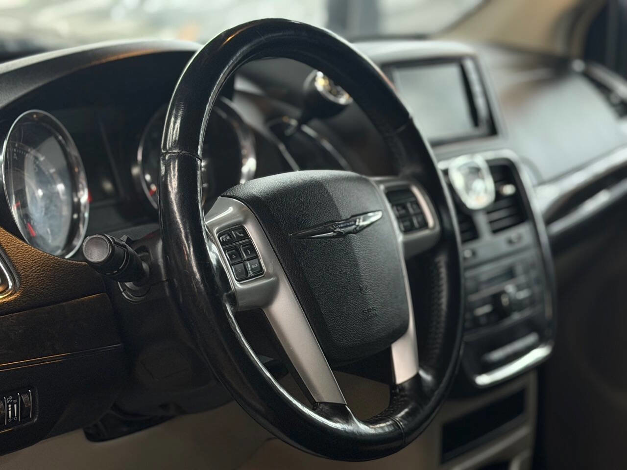 Used 2015 Chrysler Town & Country Touring w/ Driver Convenience Group FWD image 4