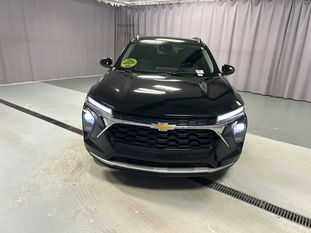 Used 2025 Chevrolet Trax LT w/ LT Convenience Package image 2