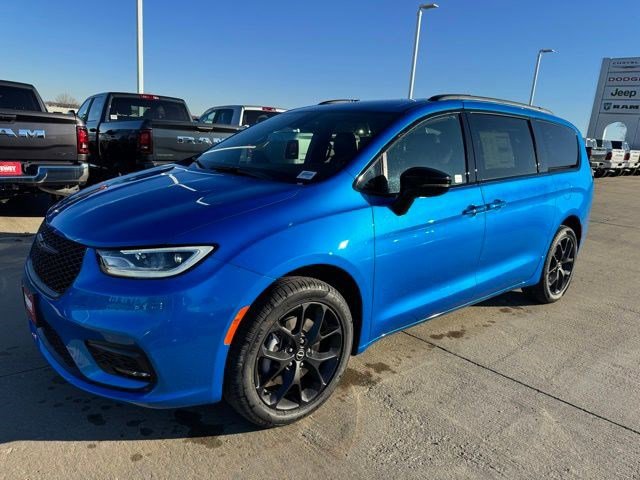 New 2026 Chrysler Pacifica Select image 3