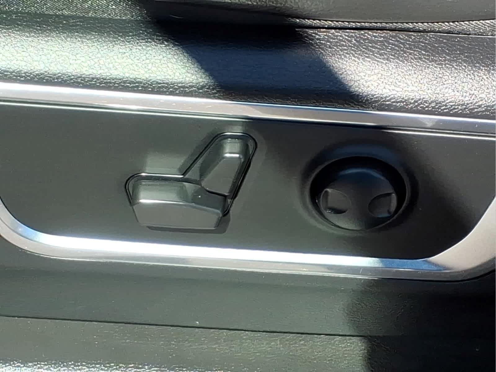 Used 2025 RAM 1500 Laramie AWD/4WD image 18