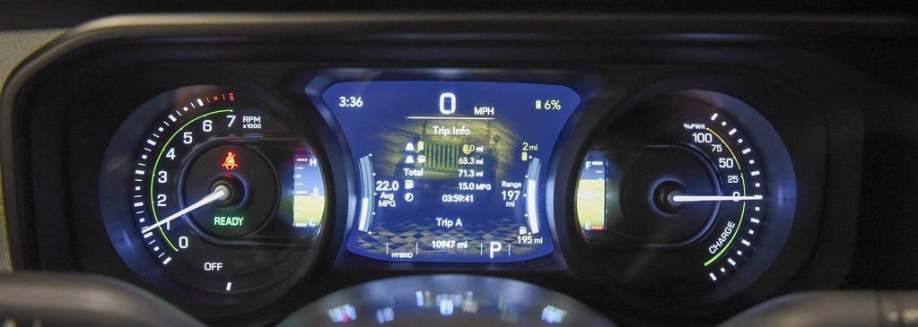 Used 2024 Jeep Wrangler Unlimited Sahara w/ Technology Group image 25