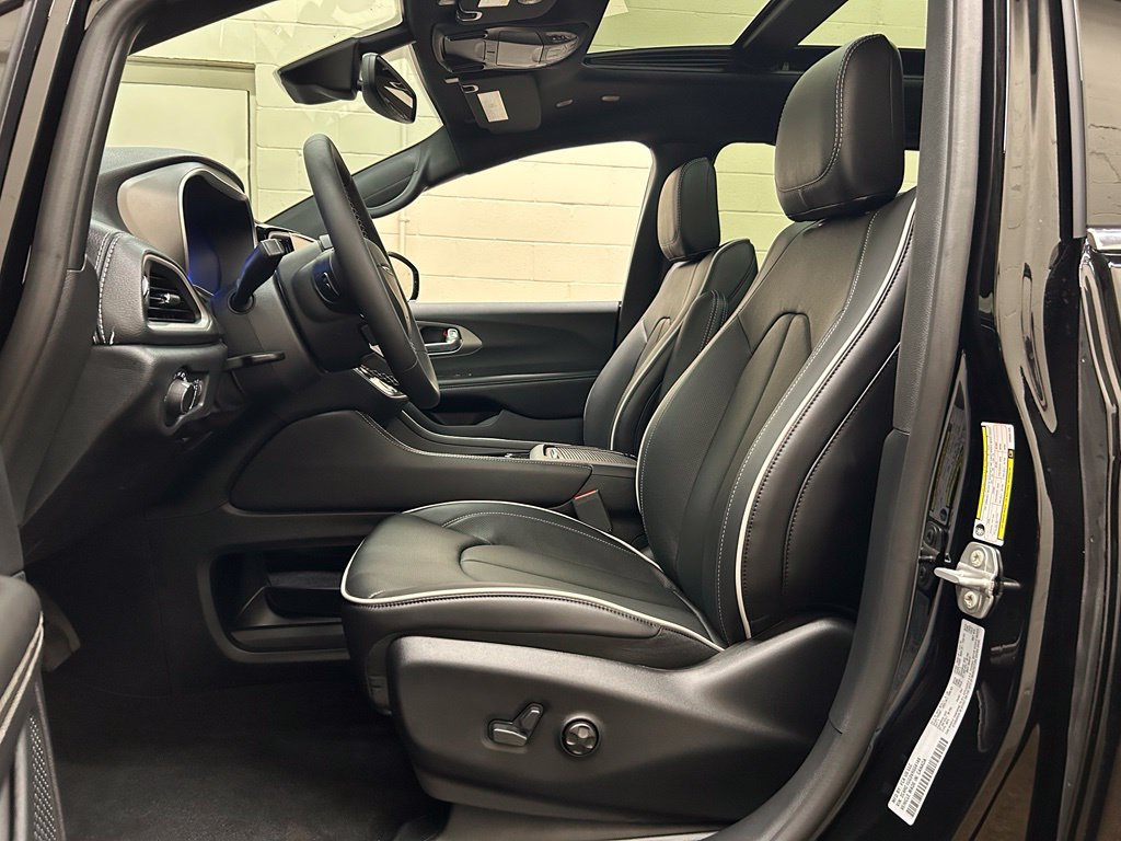 New 2027 Chrysler Pacifica Limited FWD image 8