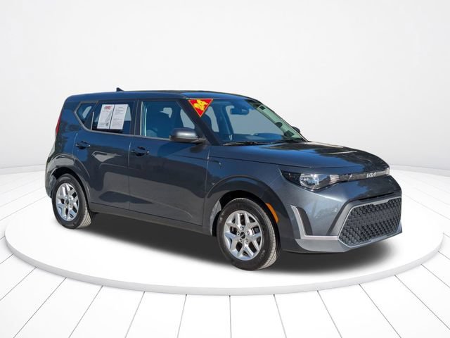 Used 2024 Kia Soul LX w/ Option Group 015 FWD image 2