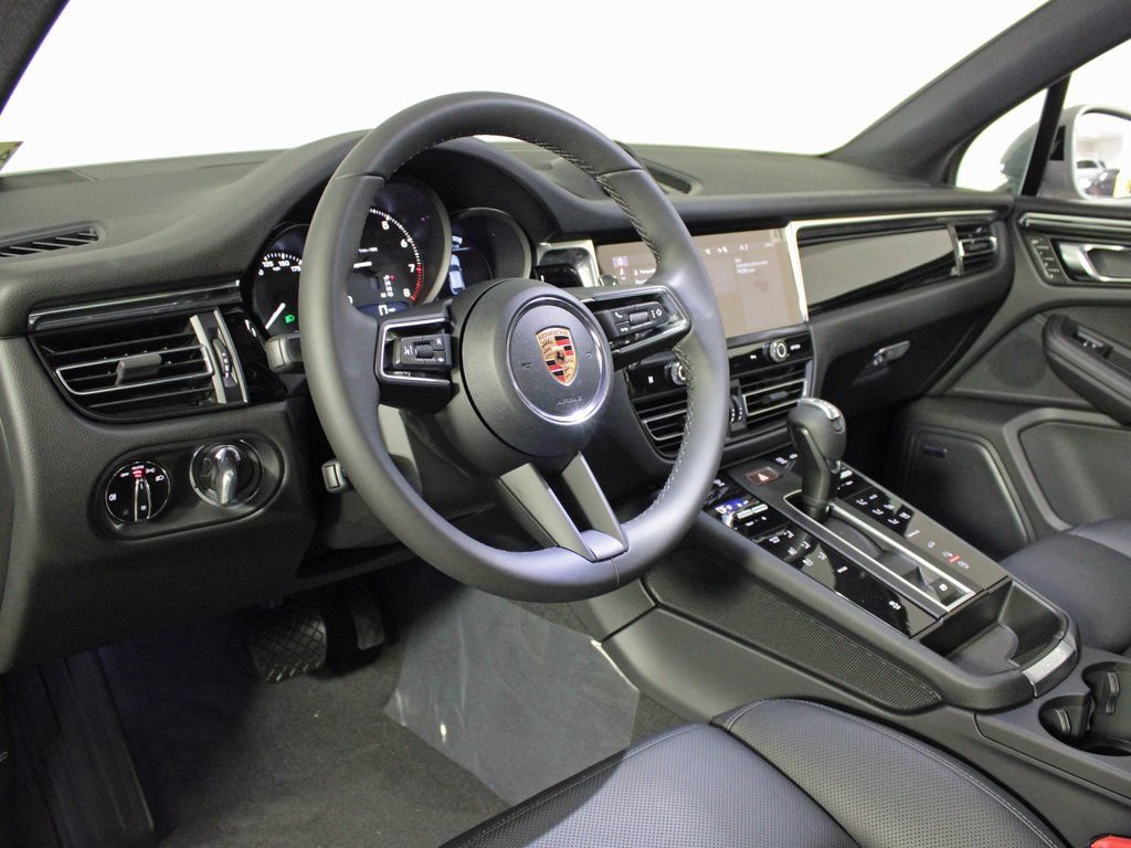 Certified 2026 Porsche Macan AWD/4WD image 4