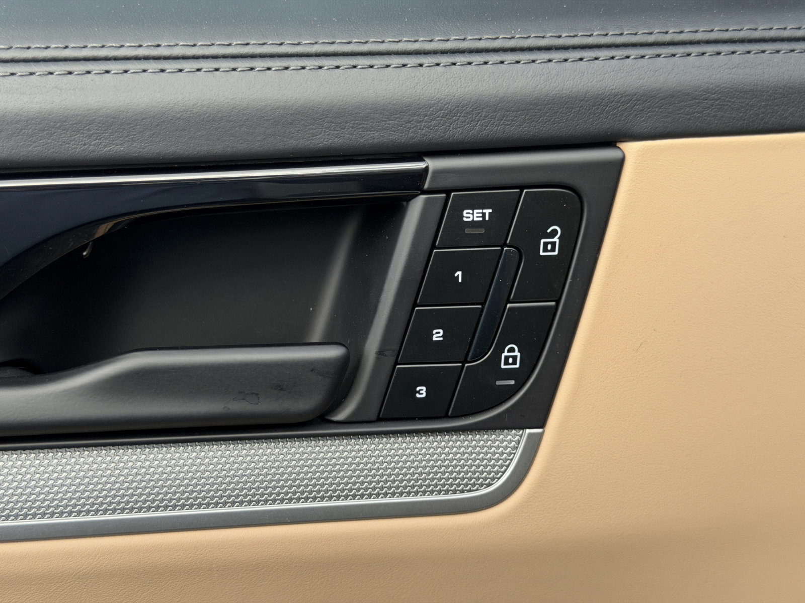 Certified 2025 Porsche Cayenne E-Hybrid Coupe AWD/4WD image 22