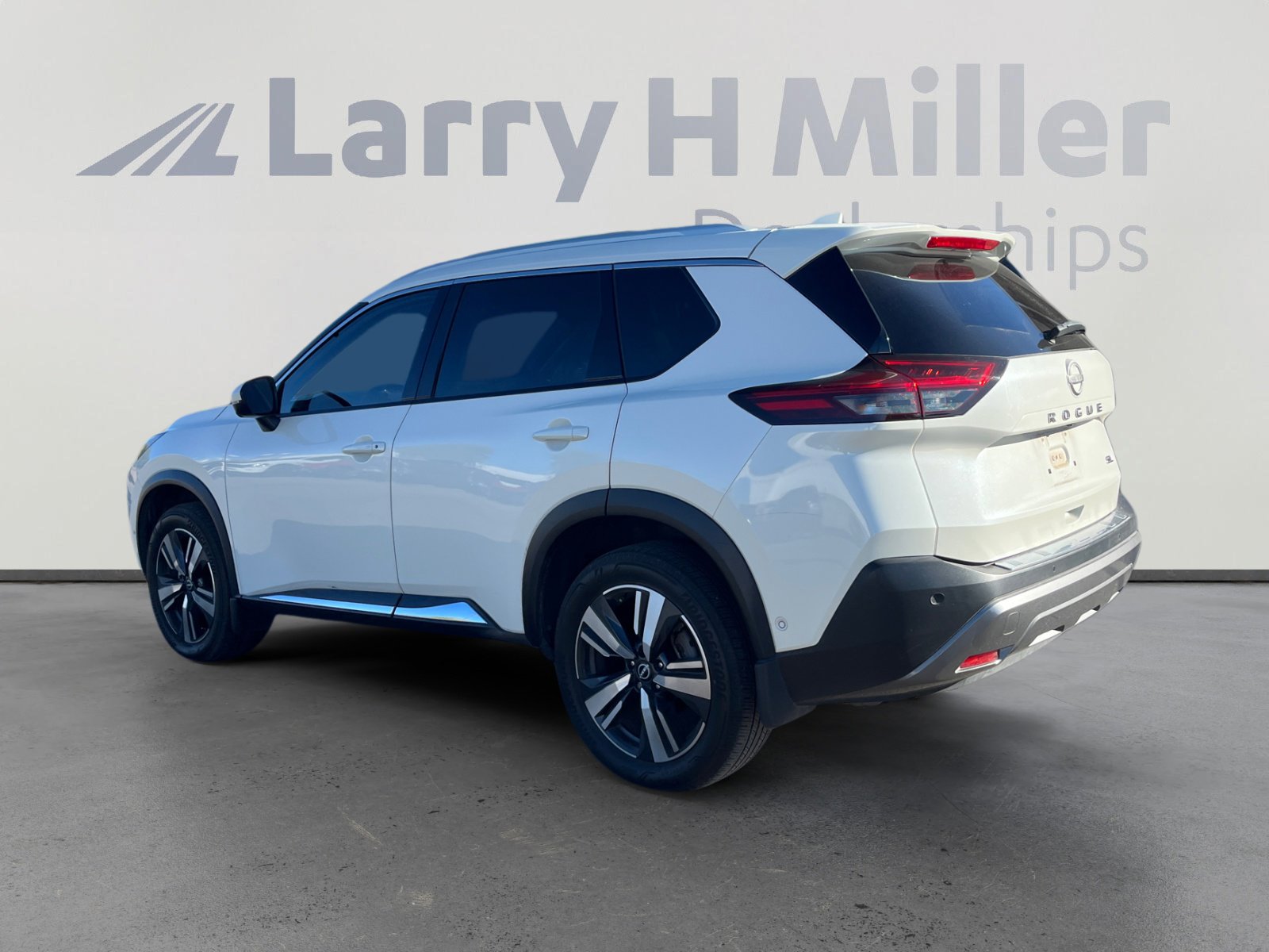 Used 2023 Nissan Rogue SL w/ SL Premium Package image 3