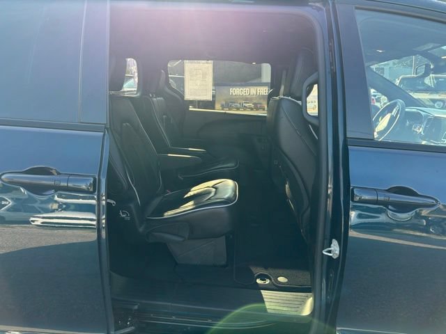 Used 2025 Chrysler Pacifica Limited FWD image 41