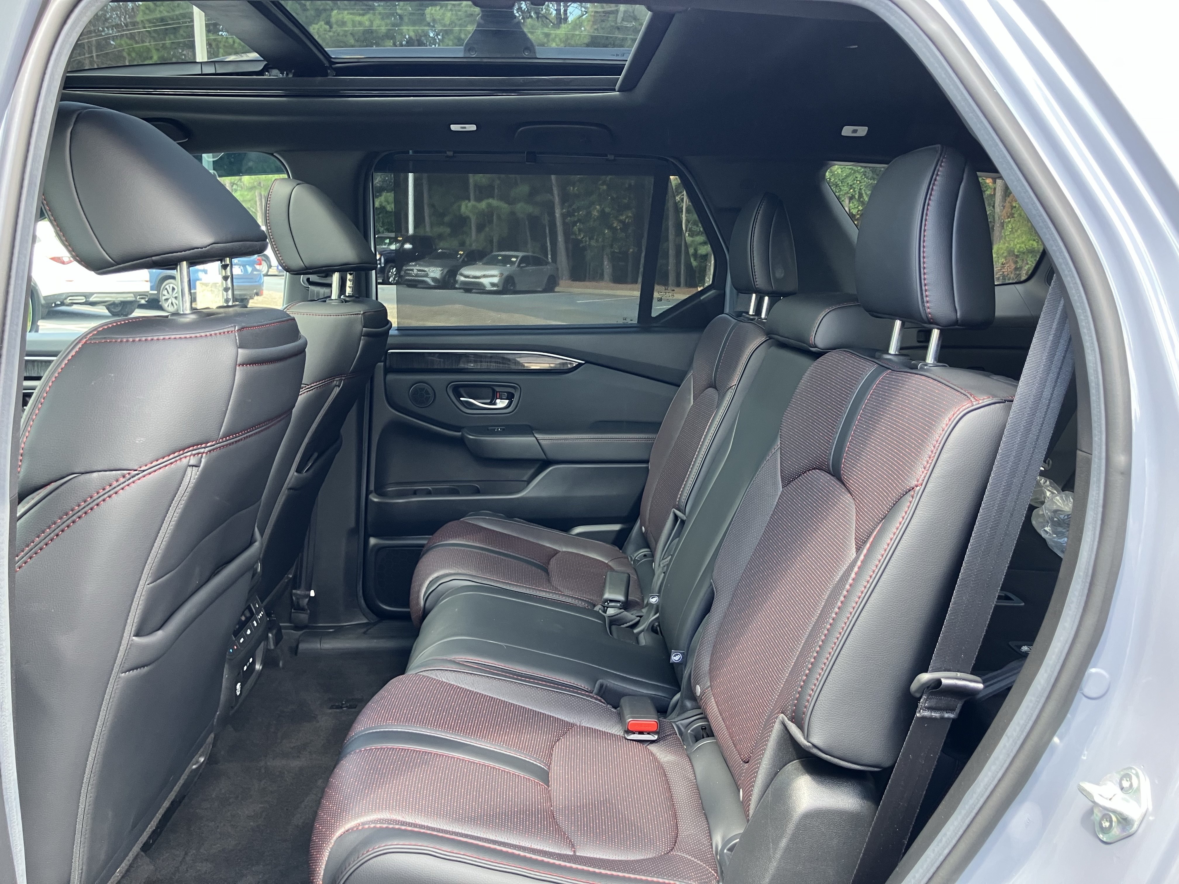 Certified 2025 Honda Pilot Black Edition image 33