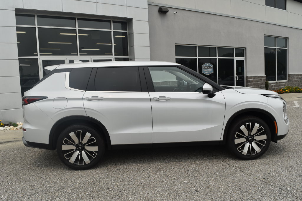 New 2026 Mitsubishi Outlander AWD image 2